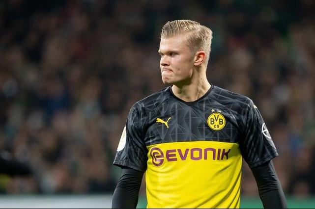 着高尔夫服 着高尔夫服